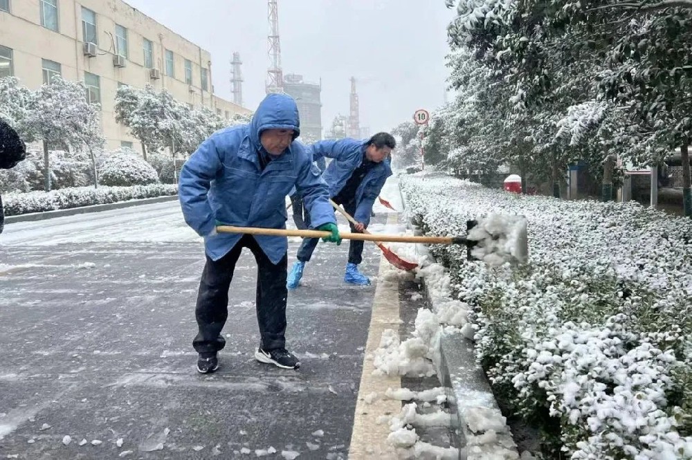 華魯 | ?以雪為令！聞雪而動(dòng)！公司各單位積極組織清掃積雪